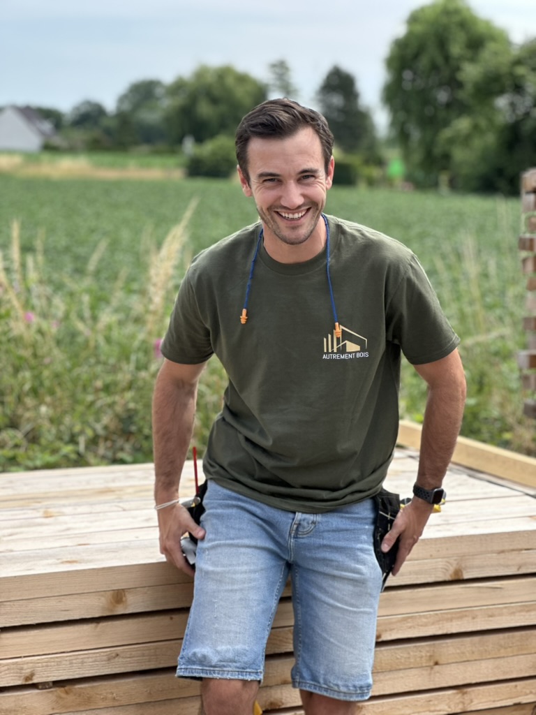Thomas-Galand-Autrement-bois-chanier-extension Thomas Galand sur un chantier d’extension bois maison, fondateur de l’entreprise Autrement Bois dans la Pévèle