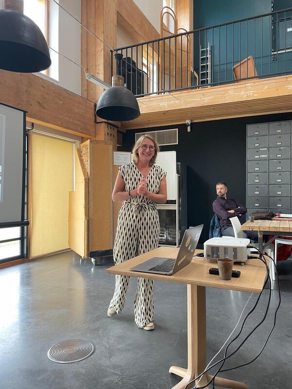 presentation-GPT-pevele-business-club Delphine Bartier, consultante en marketing digital présente les GPT personnalisés, une solution d'aide à la croissance pour les entrepreneurs