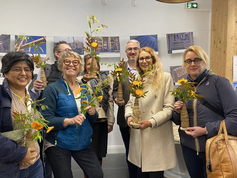 Cathy Conreur entourée des entrepreneurs et de leur création florale