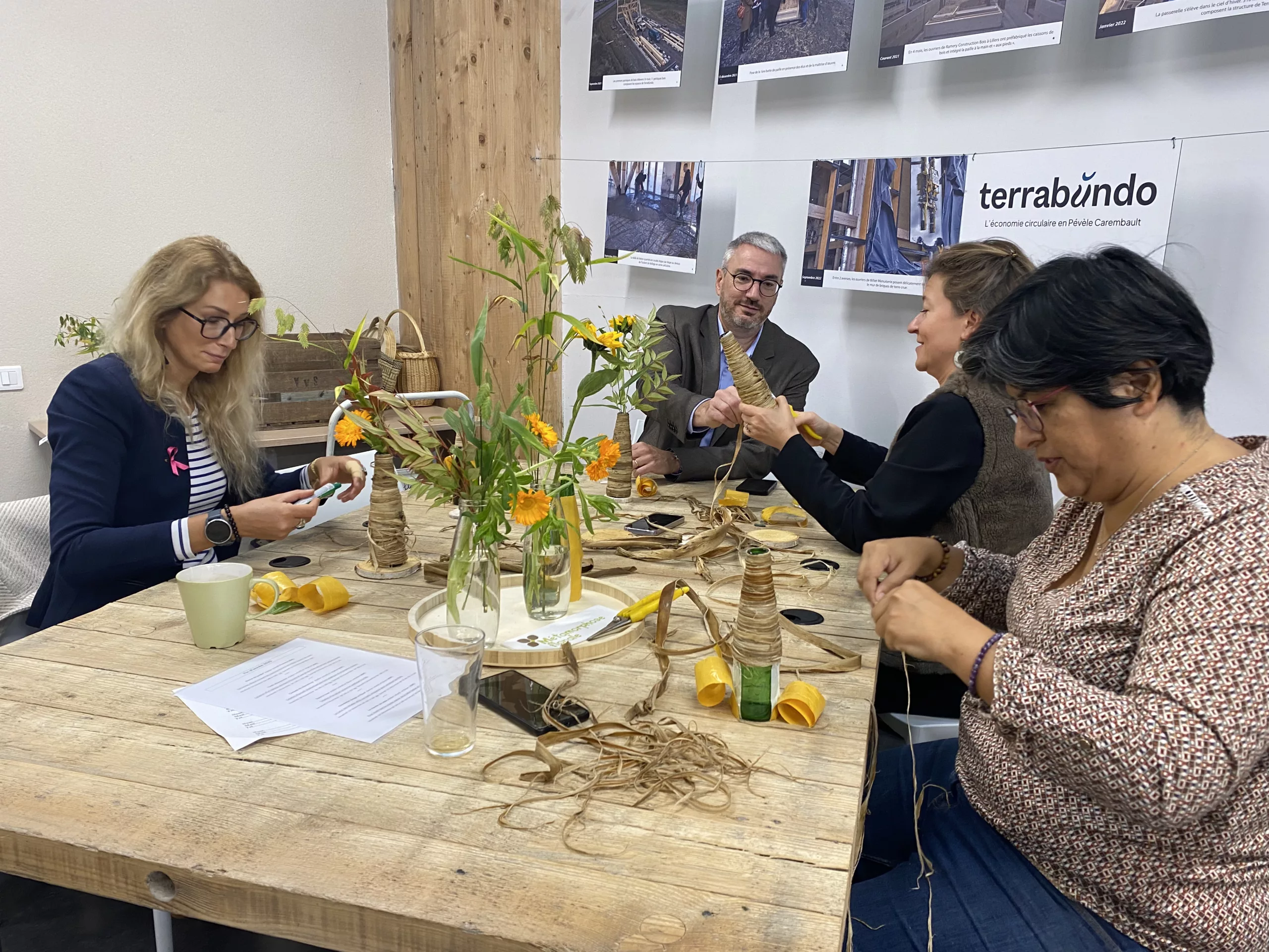 Les-mains-dans-les-fleurs-moment -apprentissage-manuel-vegetal-Merignies Vue rapprochée sur les mains d’un participant manipulant des fleurs séchées et du feuillage