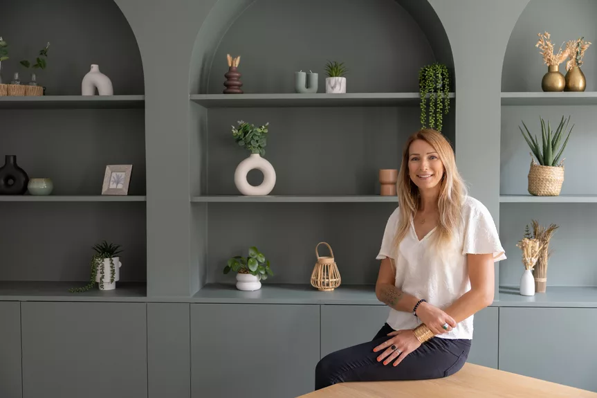 Céline Lavigne dans une de ses réalisations d'architecture intérieure en Pévèle