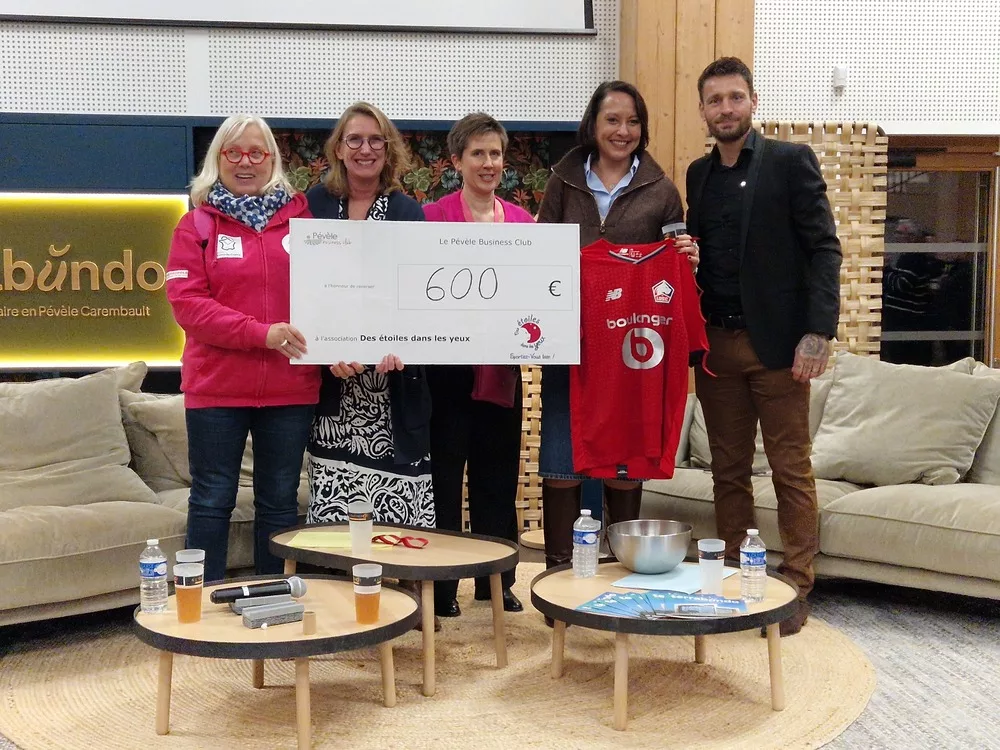 Remise du chèque, don à l'association des étoiles plein les yeux