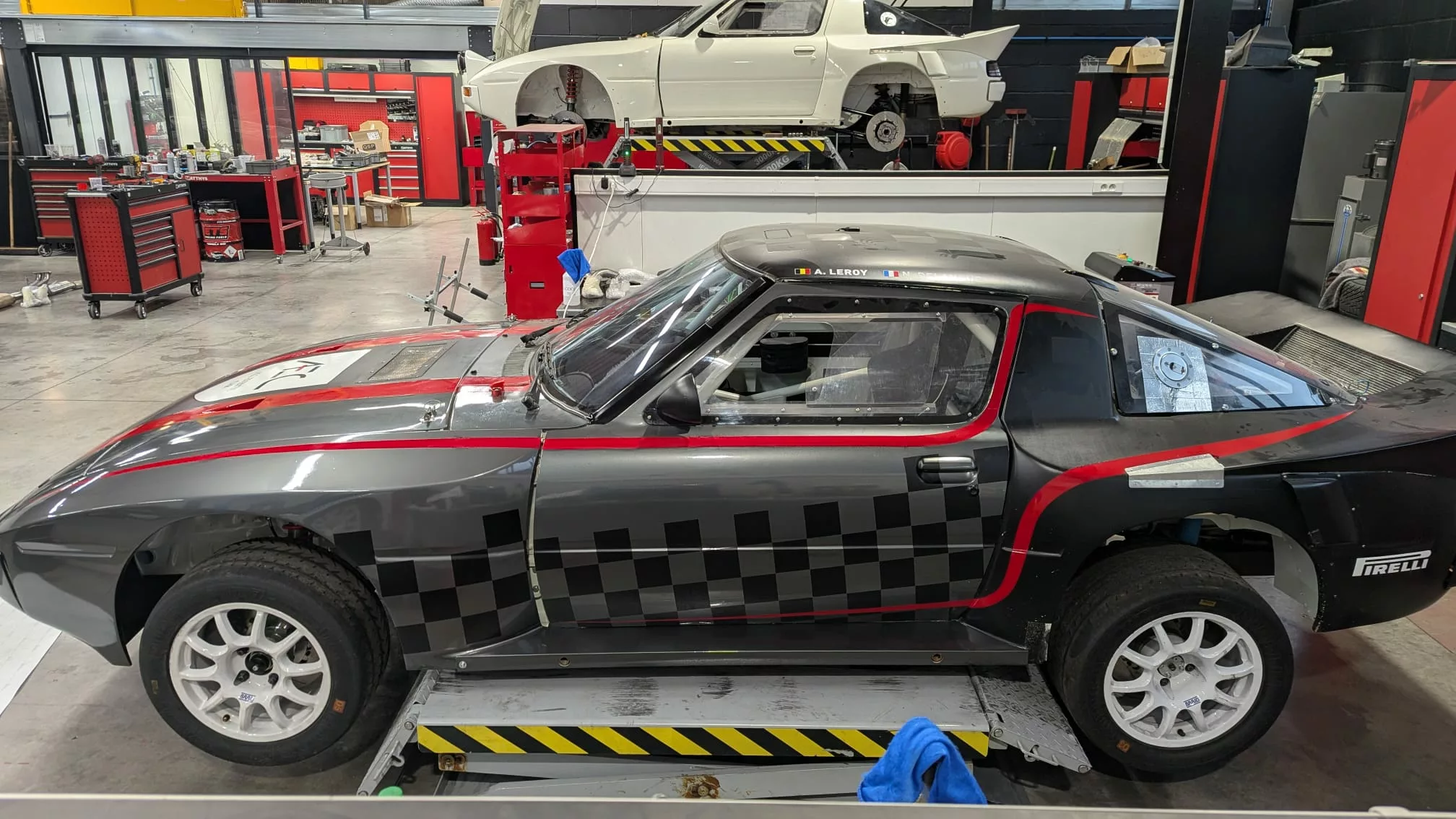 un véhicule de sport qui trouve un nouveau souffle grace au flocage