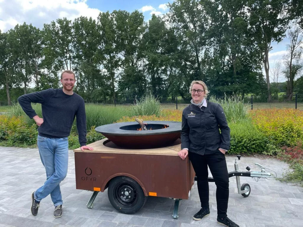Marie Laure Lestoquoy devant un brasero lors d'un événement privé