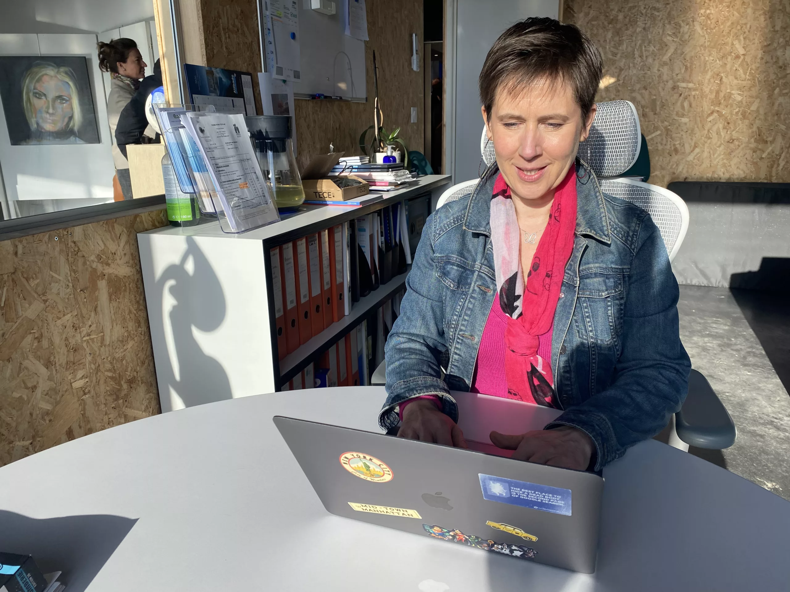 Claire Ahache en train de modérer le groupe Facebook vendre sans agence