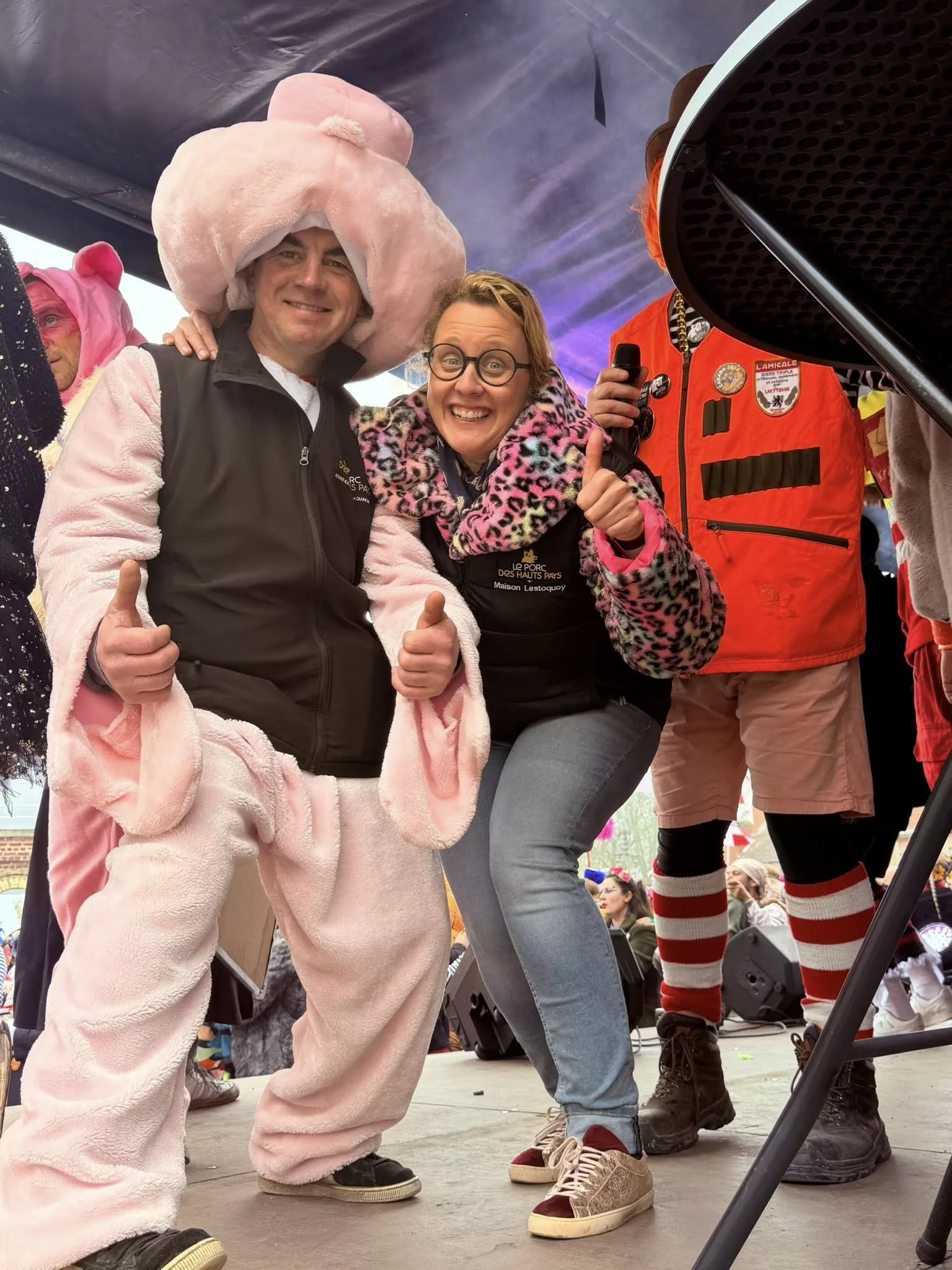 Marie Laure Lestoquoy en tant que jury au concours du cri de cochon à Bergues