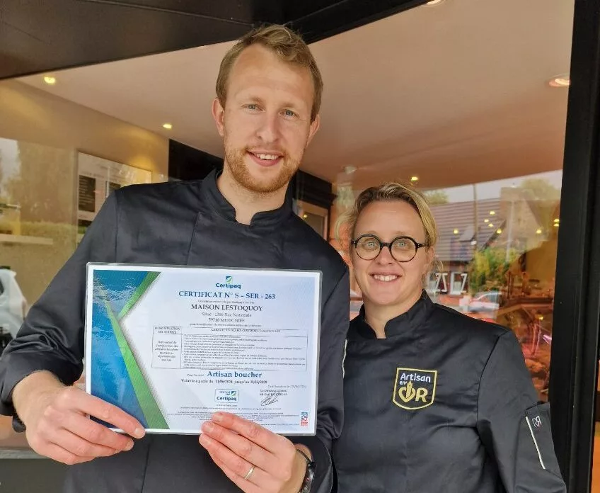 Marie Laure Lestoquoy tenant son prix d'excellence pour son activité de traiteur à Mérignies, Pévèle