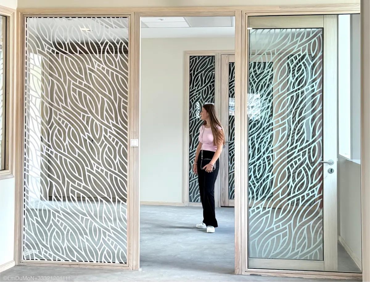 Cloisons vitrees aux motifs inspires du vivant dans un projet d amenagement biomimetique realise par Ateliers DuMoN Architecte.