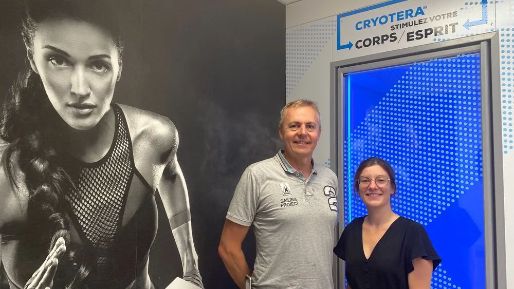 Alexandre Sambourg et sa collaboratrice devant la cabine de cryothérapie Cryotera à Pont-à-Marcq.