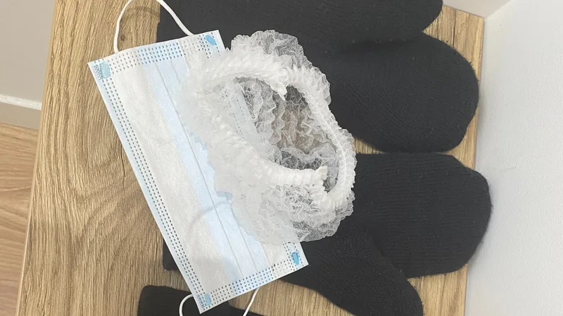 Bonnet, moufles et masque de protection préparés pour une séance de cryothérapie corps entier chez Cryotera.