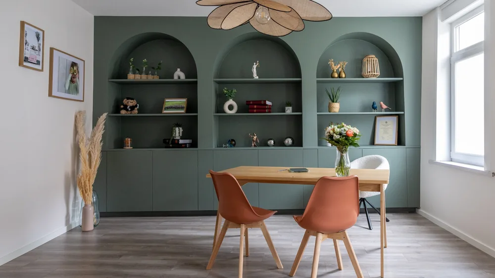 Bureau rénové du cabinet d'avocate à Marchiennes avec meuble vert à trois arches réalisé sur mesure par Céline Lavigne et Thomas Canneaux.